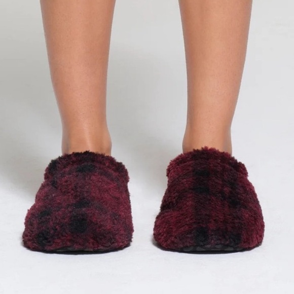 Skims Burgundy Plaid Fleece Sleep Slippers - Picture 1 of 6